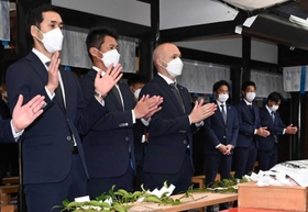 今季の成功を願うＪ１神戸の（前列右から）イニエスタ主将、吉田孝行監督、千布勇気社長＝神戸市兵庫区、和田神社