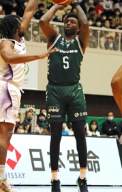 西宮-山形　第１クオーター、シュートを放つ西宮のハミルトン