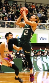 西宮-山形　第１クオーター、シュートに持ち込む西宮の川島