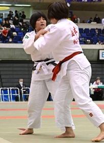 県女子選手権で頂点に立った夙川高の小林茉央（左）