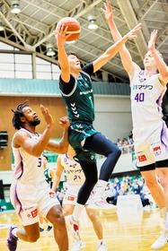 西宮-山形　第１クオーター、シュートを放つ西宮の中西