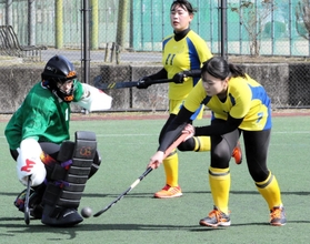 女子・関学大－ハーツ　関学大の北川（右）がシュートを決める＝丹波篠山総合スポーツセンター