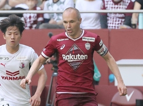 ２０２３年シーズンがヴィッセル神戸との契約最終年となるイニエスタ＝２０２２年４月１０日、ノエビアスタジアム神戸