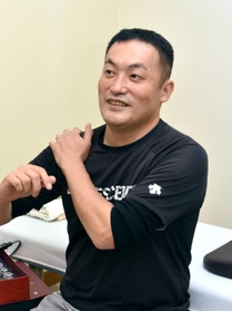 引退した坂口智隆さんとの思い出を振り返る斎藤行央さん＝大阪市城東区