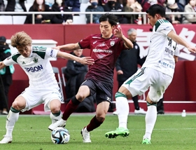 プレシーズンマッチでボールをキープする泉柊椰（中央）＝ノエビアスタジアム神戸