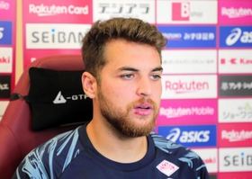 オンライン取材に応じる新加入ＧＫメギオラーロ＝神戸市西区、いぶきの森球技場ⓒＶＩＳＳＥＬ　ＫＯＢＥ