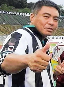 ヴィッセル神戸のホームゲームを観戦する山城和也さん＝２０１４年９月、神戸市須磨区のユニバー記念競技場