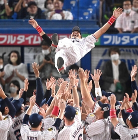 引退セレモニーで胴上げされるヤクルトの坂口智隆外野手＝２０２２年１０月３日、神宮球場