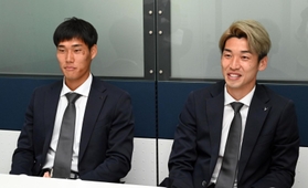 １８日の開幕戦に向け、意気込みを語る神戸の大迫勇也（右）と山川哲史＝９日、神戸新聞社