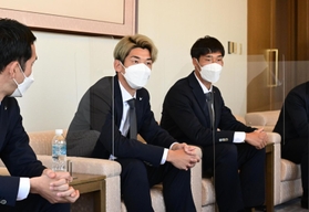 開幕戦への意気込みを語るＪ１神戸の大迫勇也（中央）と山川哲史（右）＝神戸市中央区東川崎町１、神戸新聞社（撮影・坂井萌香）