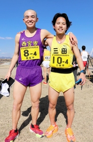 学生長距離・駅伝界で西の雄、関学大の旋風を誓う守屋和希（左）と田中優樹＝加古川市内
