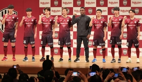 ヴィッセル神戸に新加入した（右から）浦十蔵、泉柊椰、斉藤未月、ジェアンパトリッキ、本多勇喜、井出遥也、安達秀都、寺坂尚悟＝１月８日、神戸市中央区