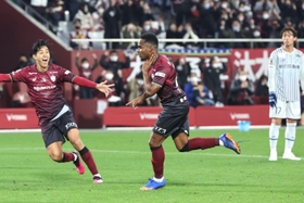 神戸-福岡　後半、先制点を決めて駆け出す神戸のジェアンパトリッキ（中央）＝ノエビアスタジアム神戸