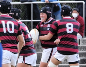 報徳－京都成章　後半、トライを決め、味方と喜ぶ報徳の野村（右から２人目）