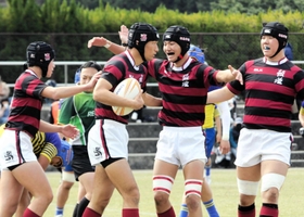 報徳－京都成章　前半、１本目のトライを決め、仲間から祝福される報徳の長谷川（左から２人目）