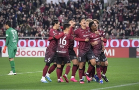 神戸-福岡　後半、ジェアンパトリッキ（右）が先制点を決め喜ぶ神戸イレブン＝ノエビアスタジアム神戸