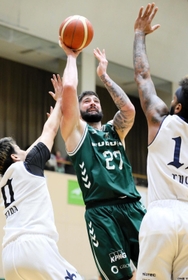 西宮-Ａ千葉　第１クオーター、シュートする西宮のディメッツ（中央）＝（Ｃ）B.LEAGUE