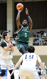 西宮-Ａ千葉　第１クオーター、シュートを放つ西宮のハミルトン（５）＝（Ｃ）B.LEAGUE