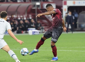 神戸-福岡　後半、先制のシュートを決めるジェアンパトリッキ