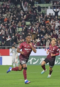 神戸-福岡　後半、待望の先制点を決め駆け出す神戸のジェアンパトリッキ（左）＝18日午後、ノエビアスタジアム神戸
