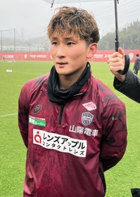 雨の中、次戦での復帰へ意欲を語る神戸の飯野＝いぶきの森球技場