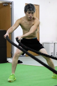 那須川天心のボクシングデビュー戦の相手となった与那覇勇気。ロープを使ってトレーニングに励む＝神戸市東灘区の真正ジム