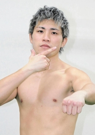 那須川天心のボクシングデビュー戦の相手となった与那覇勇気。右手で名前の頭文字「Ｙ」を示して気合を入れる＝神戸市東灘区の真正ジム