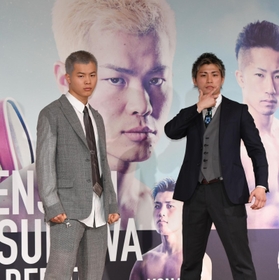 対戦相手の那須川天心（左）とポーズを取る与那覇勇気＝２月１３日、ザ・リッツカールトン東京