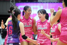 姫路－ＪＴ　第２セット、連続得点を喜ぶ宮部（左から３人目）ら姫路の選手たち