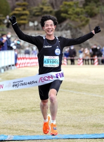 男子１位でフィニッシュする秋山雄飛