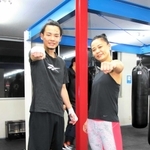藤原芽子選手（右）に続いてプロボクサーとなった長男の勇生選手。母子で飛躍を誓う＝神戸市東灘区、真正ボクシングジム