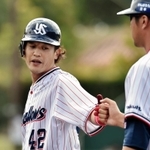 キャンプの練習試合で安打を放ち、コーチとグータッチをするヤクルト坂口智隆外野手＝２０１６年２月１３日、沖縄・浦添