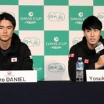 会見で意気込みを語る日本の綿貫陽介（右）とダニエル太郎＝神戸市中央区