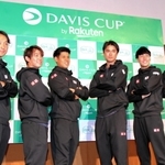 対戦カードが決まり、意気込む日本の（左から）添田豪監督、西岡良仁、内田海智、ダニエル太郎、綿貫陽介、マクラクラン勉＝神戸市中央区