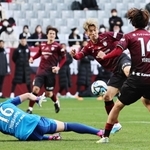 神戸-松本　後半、神戸の大迫（右から３人目）が得点し、２-０とする