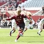 神戸-松本　前半、神戸の大迫がＰＫを放つも外れる＝ノエビアスタジアム神戸