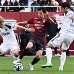 神戸ー松本　後半、松本のプレッシャーにひるまず攻め入る神戸の泉＝ノエビアスタジアム神戸