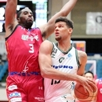 熊本-西宮　前半、攻め込む西宮のポーター（右）