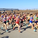 一斉にスタートする女子の選手たち＝５日午前、加古川市加古川町河原