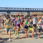 一斉にスタートする男子の選手たち＝５日午前、加古川市加古川町河原