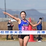 トップでフィニッシュする女子・姫路市のアンカー国本陽菜＝５日午前、加古川市の加古川河川敷マラソンコース