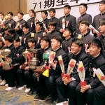 卒部式を終え、記念写真に納まる報徳高ラグビー部の３年生＝尼崎市内