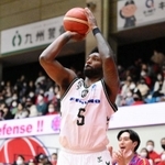 熊本-西宮　第１クオーター、シュートを放つ西宮のハミルトン