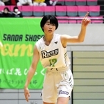 バスケットボール女子決勝・三田松聖-市尼崎　第１クオーター、ドリブルで攻める三田松聖の渡部