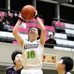 バスケットボール女子決勝・三田松聖-市尼崎　第２クオーター、シュートを決める三田松聖の東寧