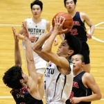 バスケットボール男子決勝・報徳-育英　第２クオーター、シュートを狙う報徳の森本（中央）