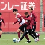 ミニゲームでボールを奪い合う神戸の新加入ＭＦ井出（中央）やＭＦ泉（左端）ら＝神戸市西区、いぶきの森球技場