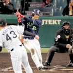ヤクルトへの移籍１年目、先制打を放つ坂口智隆外野手＝２０１６年４月２０日、甲子園球場