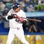 たびたび死球を受けたヤクルトの坂口智隆外野手＝２０２１年９月１１日、神宮球場