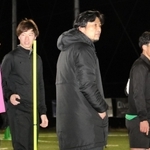 バサラ兵庫の監督に就任した荒川友康氏（左から３人目）。国内外で指導経験が豊富だ＝神戸市西区、バサラヴィレッジグリーン
